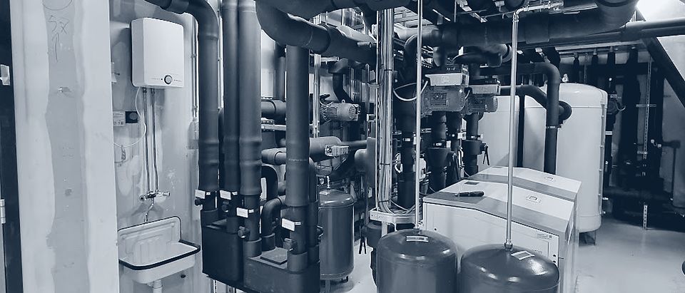 Technische ruimte met geïsoleerd leidingwerk, appendages en expansievaten