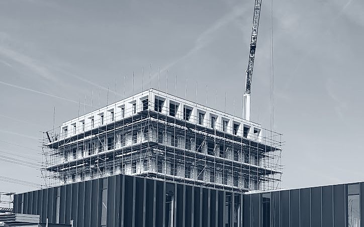 Nieuwbouw van het warehouse in de ruwbouwfase, met steiger en torenkraan