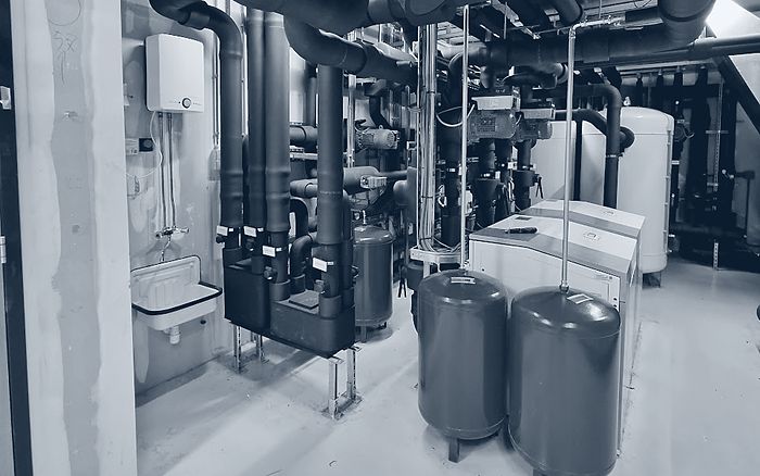 Technische ruimte met leidingwerk, appendages en expansievaten
