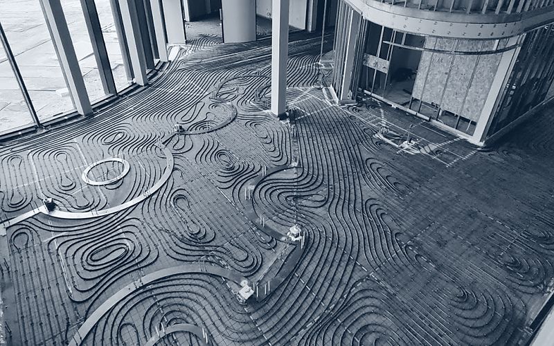 Vloerverwarming aangelegd op een verdiepingsvloer in een gebouw in aanbouw
